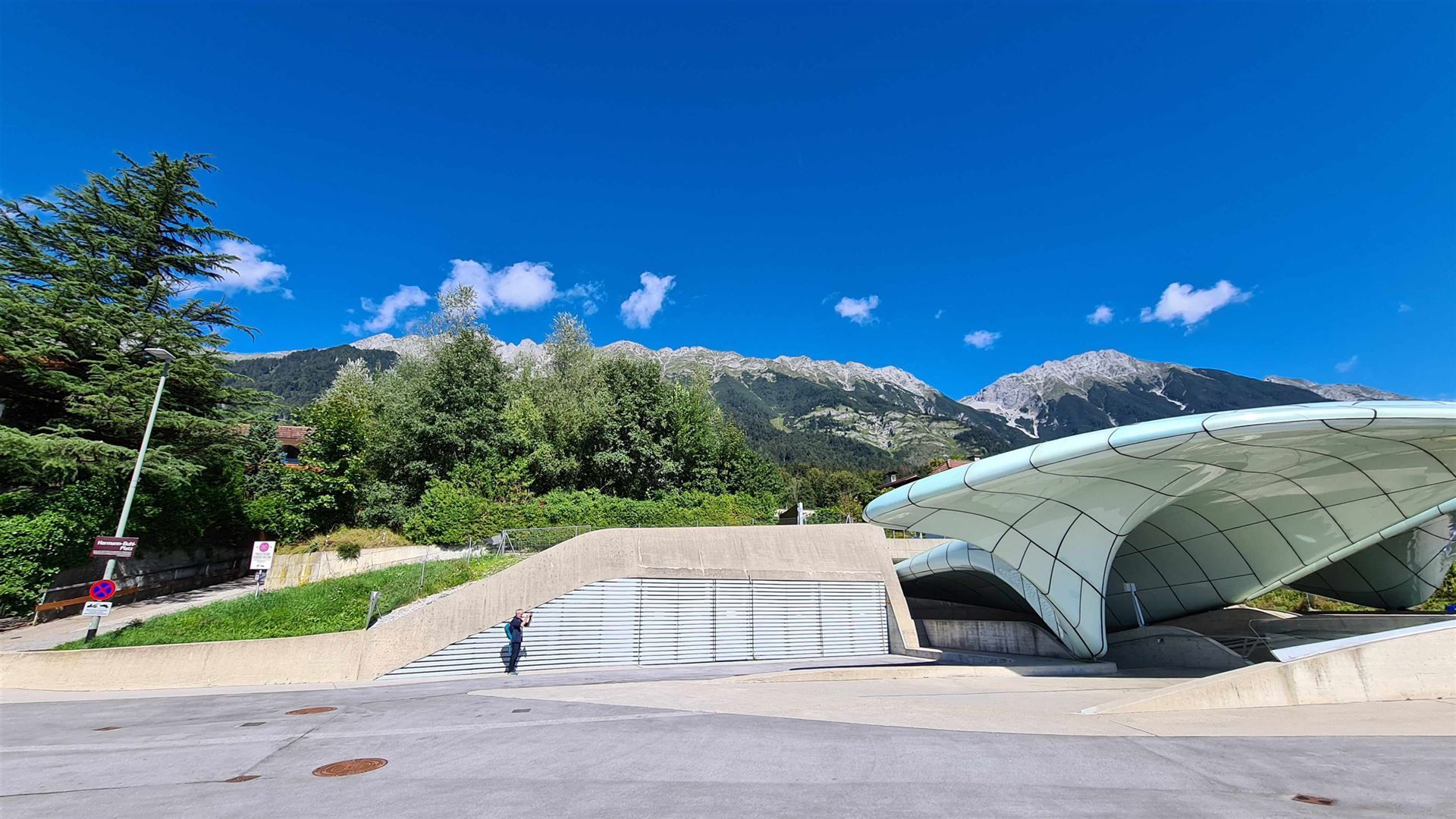 Moderne Stationsarchitektur in Innsbruck vor dem Alpenpanorama