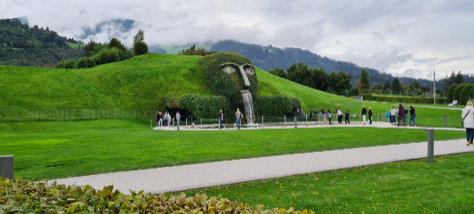 Häuserfassaden und rote Fahnen in der Innsbrucker Altstadt